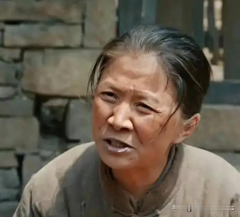 《生万物》剧中主要女性角色演技排名:
一，大脚娘（迟蓬饰演）

二，苏苏（邢菲饰