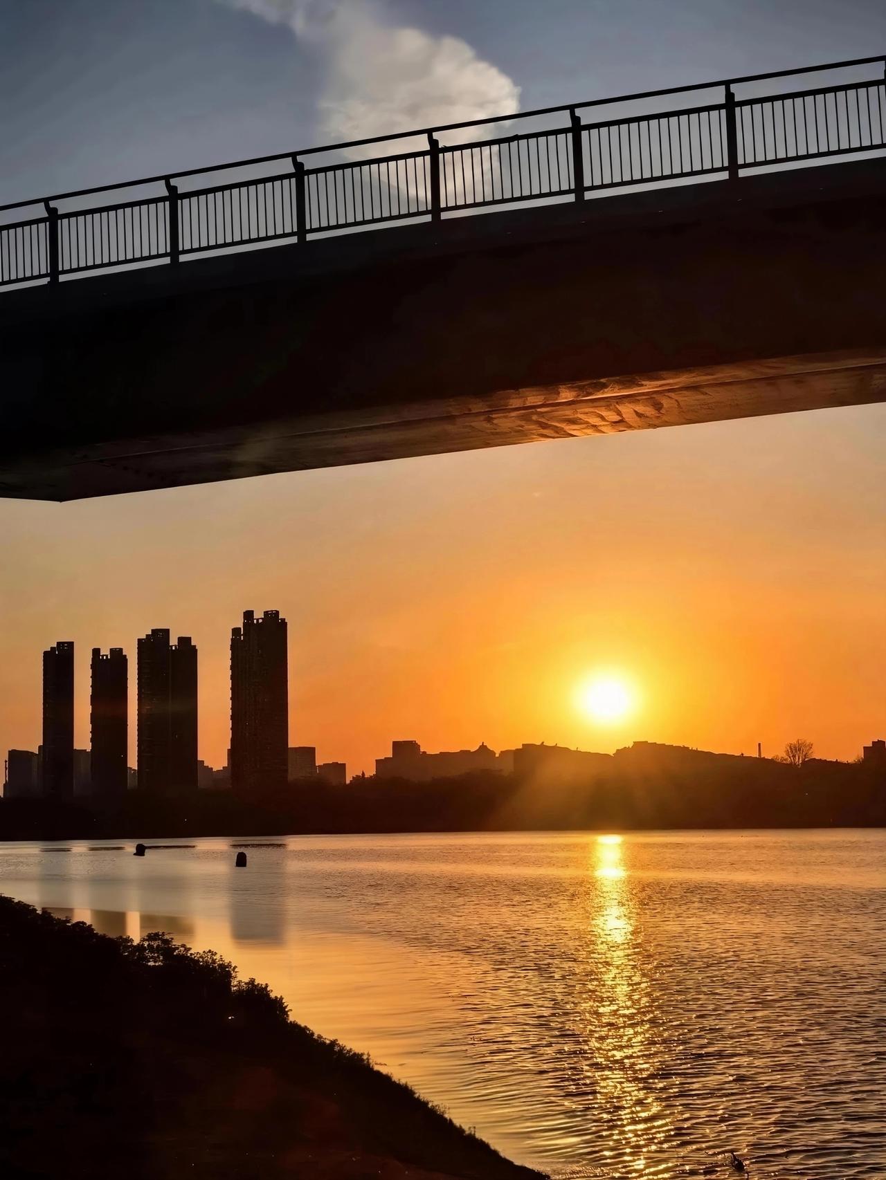 一张图记录2026
 2026年的这抹夕阳，真的刻在了我的记忆深处。
夕阳的余晖