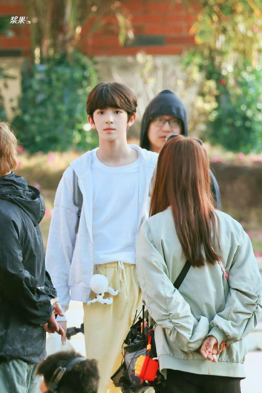 陈浚铭 陈浚铭真的是越了解越让人喜欢的小孩，舞台上帅气迷人，私下里软萌可爱。。这