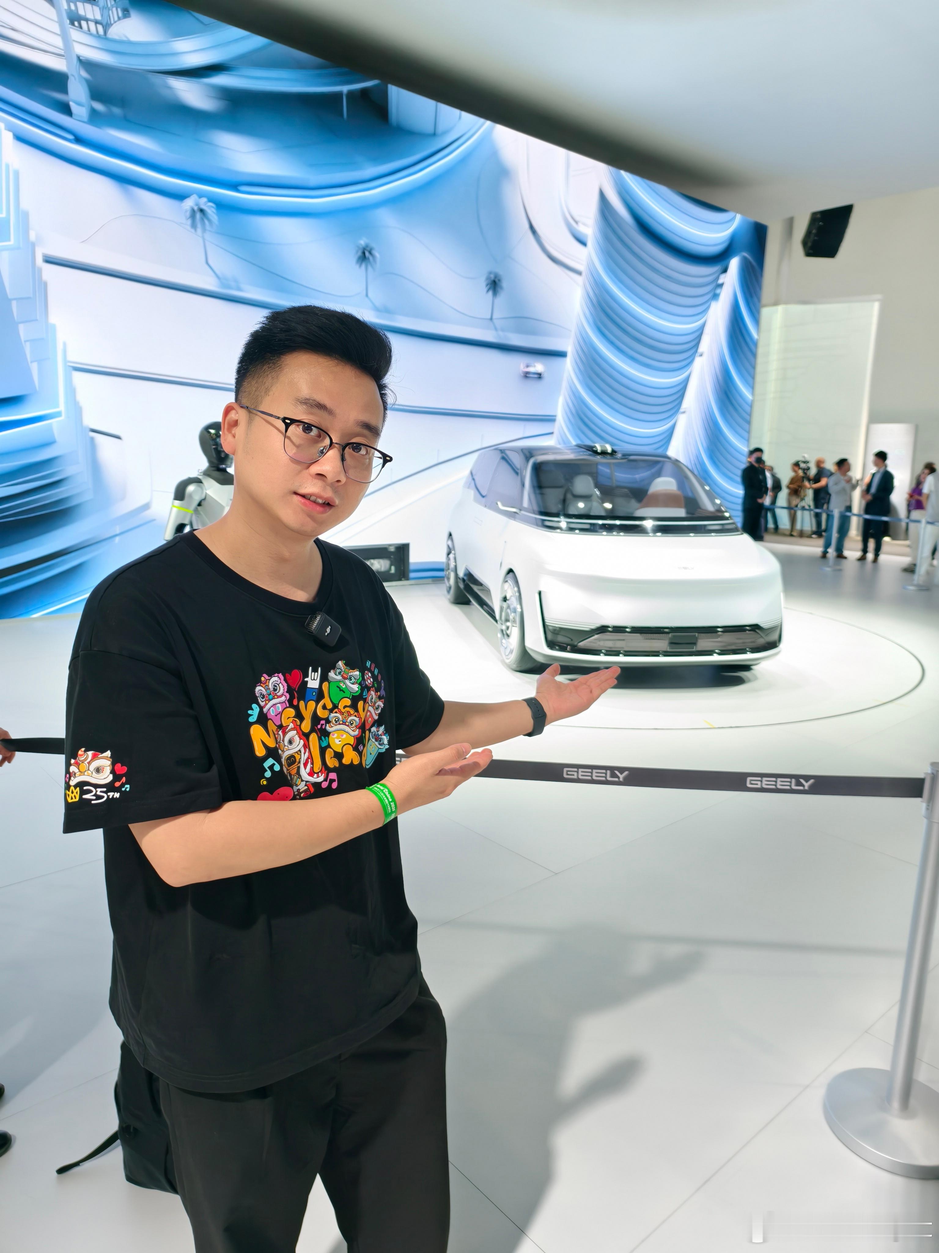 吉利今年北京车展真的排面，不仅有Robotaxi，还有郎朗、概念车，叫好又叫座。