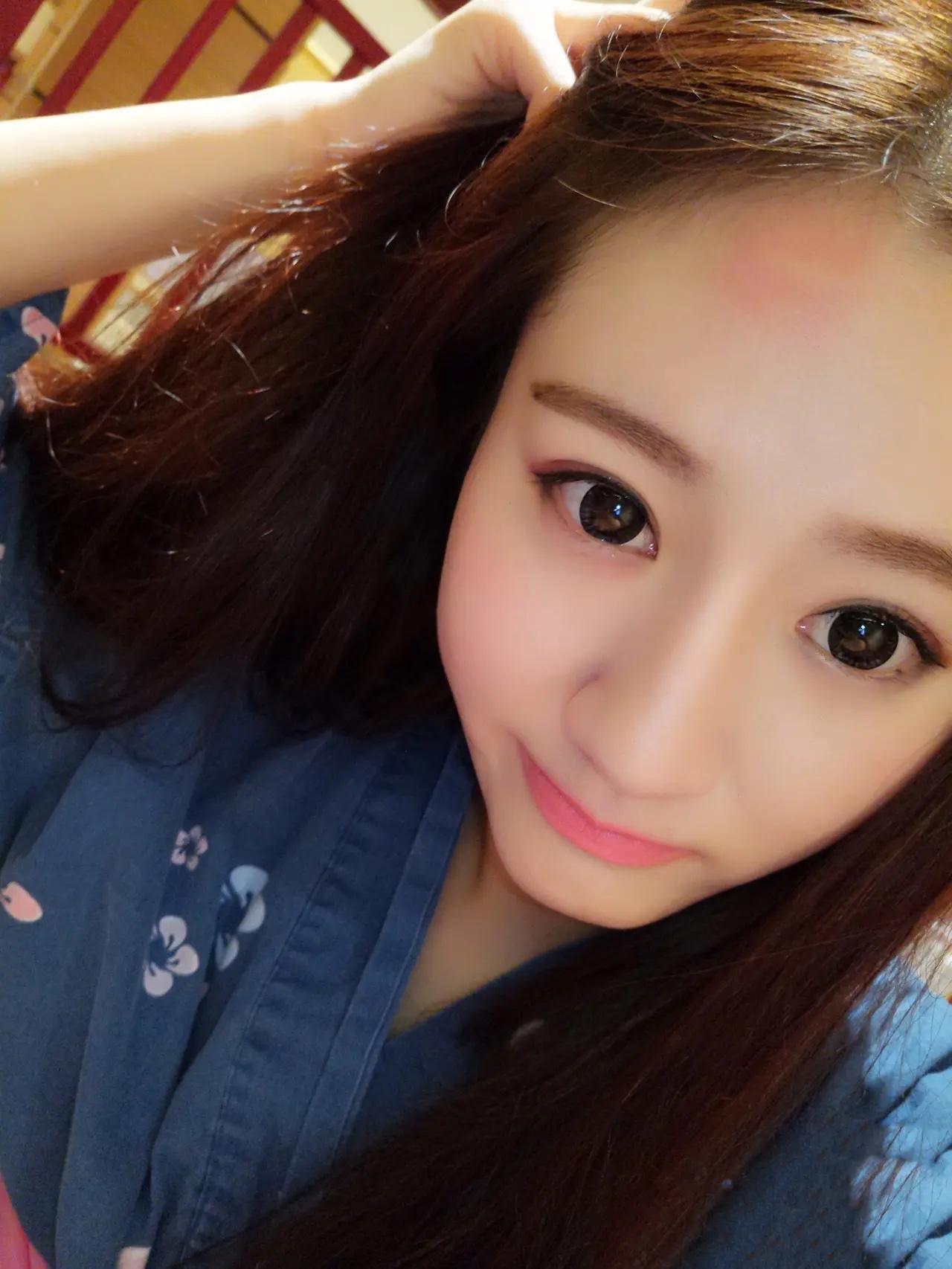 小朋友，请把你的手拿开
不然会显得阿姨很白哦😎😎
坐地铁遇到一个小女孩，她坐