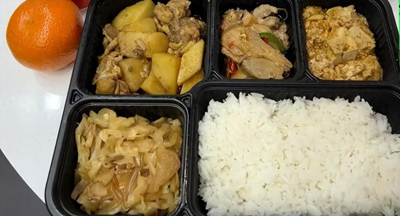 上百名中方参展人员在德国食物中毒，参展者称一份盒饭20欧元，价格很贵；涉事中餐馆