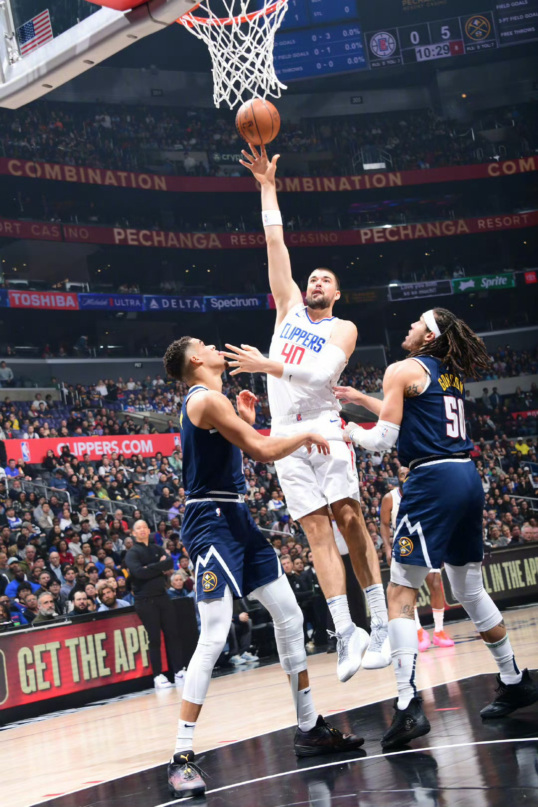 祖巴茨在开局7中1之后，全场11投4中，罚球6中6，拿下14分15篮板。末节关键