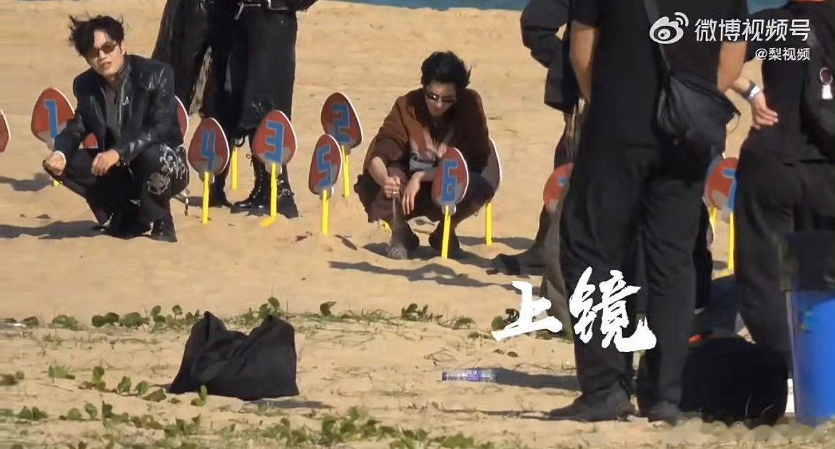 王鹤棣不语只一味偷偷玩沙你好星期六你好星期六全员团建路透王鹤棣没想到王鹤棣还有这