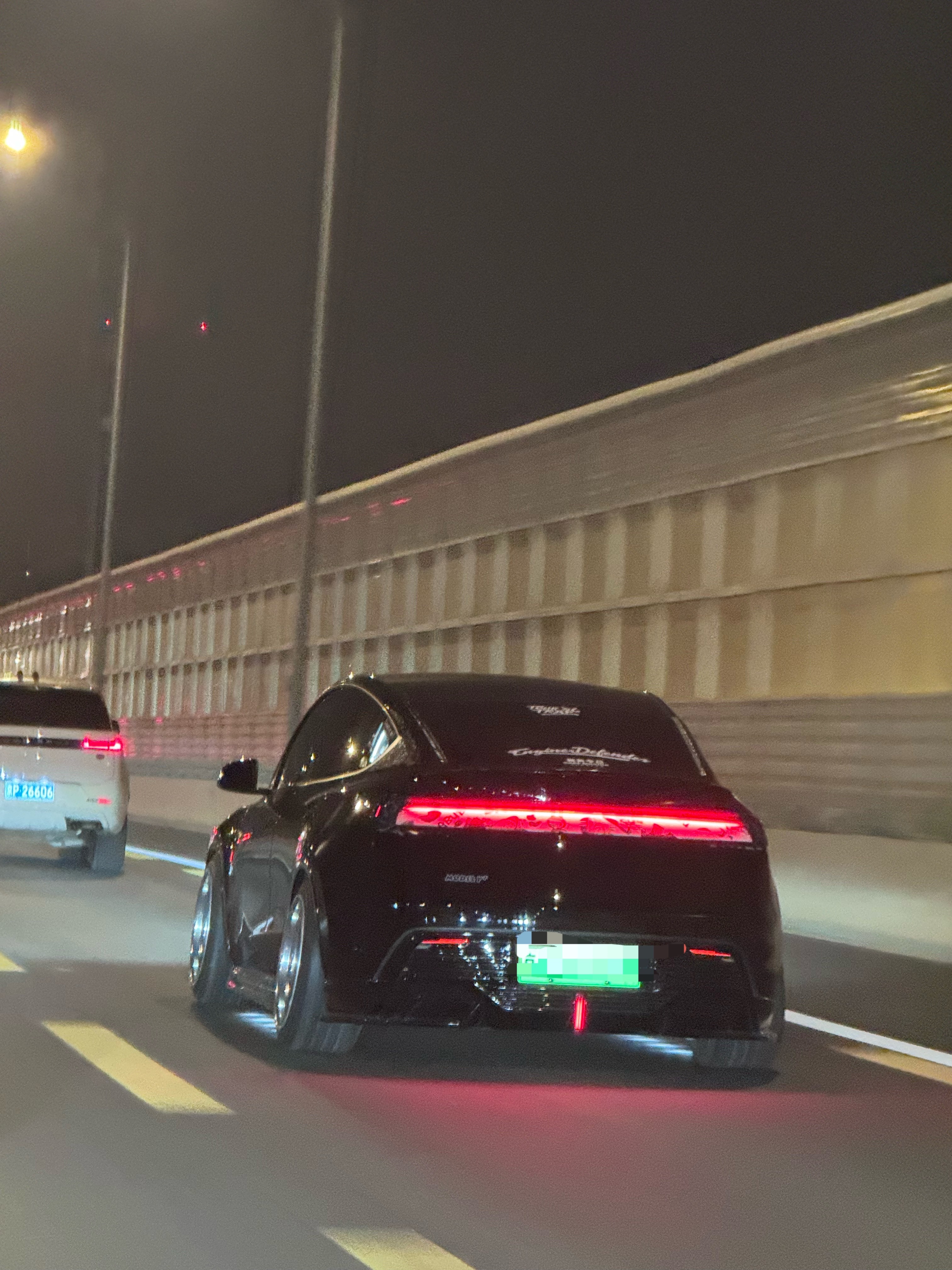 这台Model Y挺有个性啊，新能源这么玩靠谱不？好像只能这么玩了