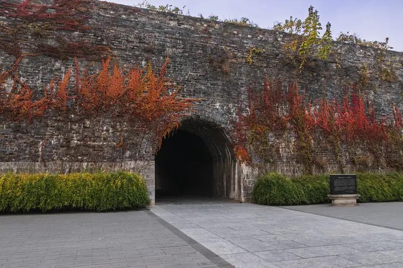 朱标若还在，朱棣大概率不敢反。朱标是朱元璋认定的继承人，洪武十年就开始“提前监国