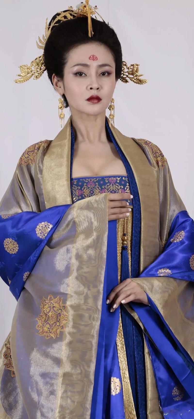 《盛唐幻夜》中于明加饰演的武则天剧照，眉宇之间自有一股霸气，可我还是喜欢刘晓庆饰