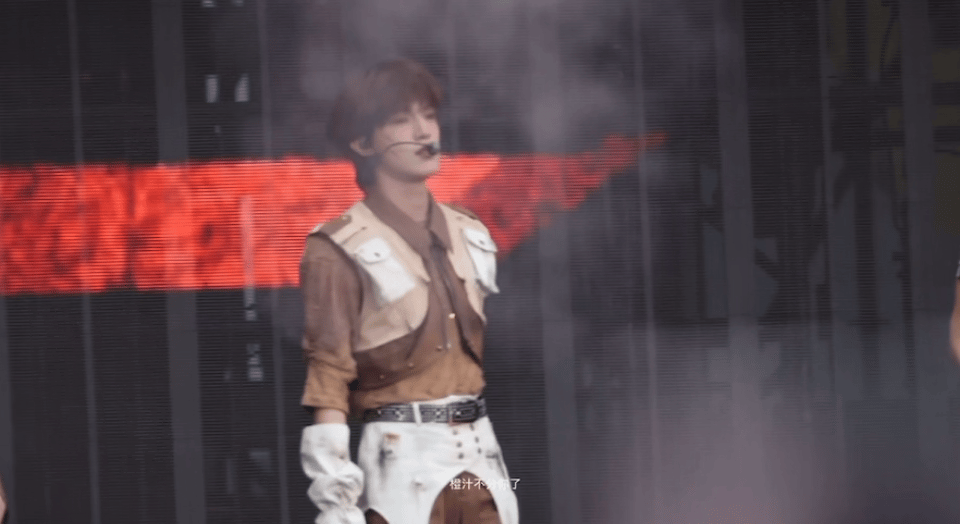 张泽禹 战损小狗 战损造型是加分项，实力才是硬道理！张泽禹的舞台充满力量与美感，