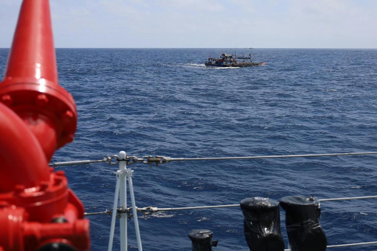 新华社：上周六（21日），数艘菲律宾船只非法聚集并进入黄岩岛附近中国领海，中国海