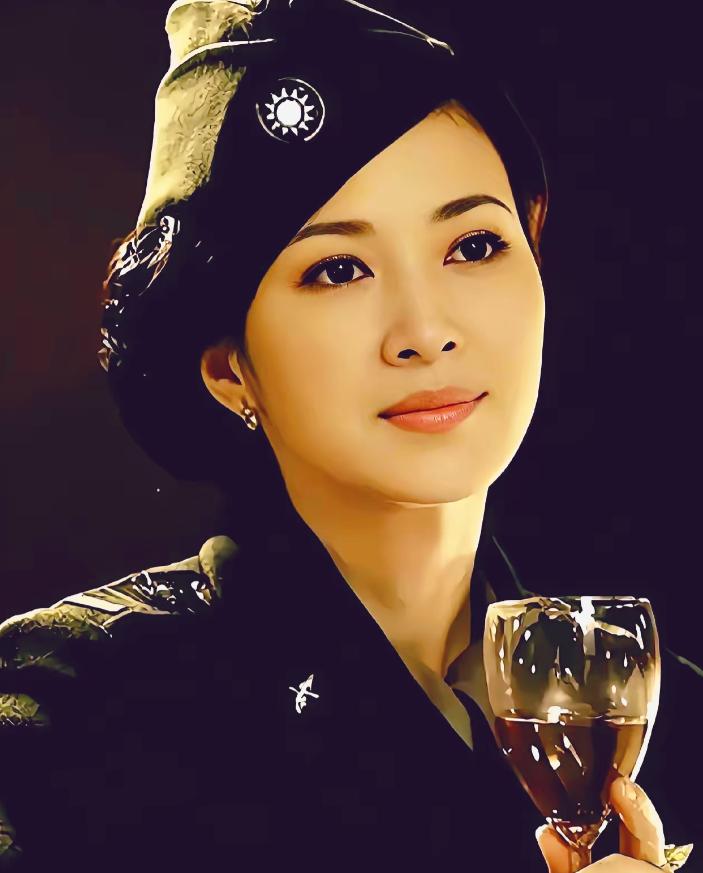 1935年，上海百乐门舞厅，有个头号女特工向影心，跟日本军官跳舞，对方竟伸手摸她