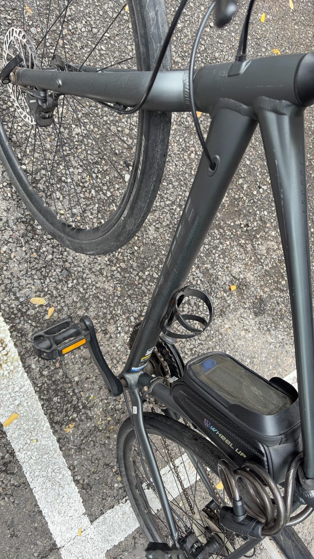 自老伙计后轮胎爆了之后一直放在角落里吃灰，快一年了吧。 