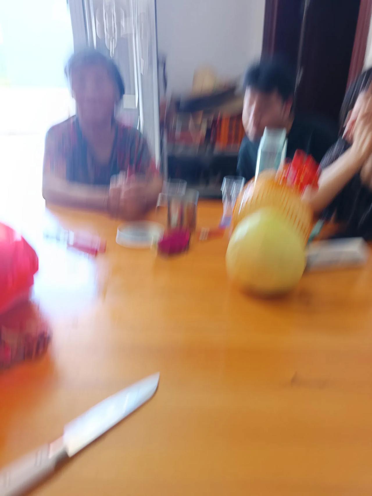 我爸爸今年88岁，我母亲也80岁了，两人相互扶持，自己在老家住。老爸耳背，听话不
