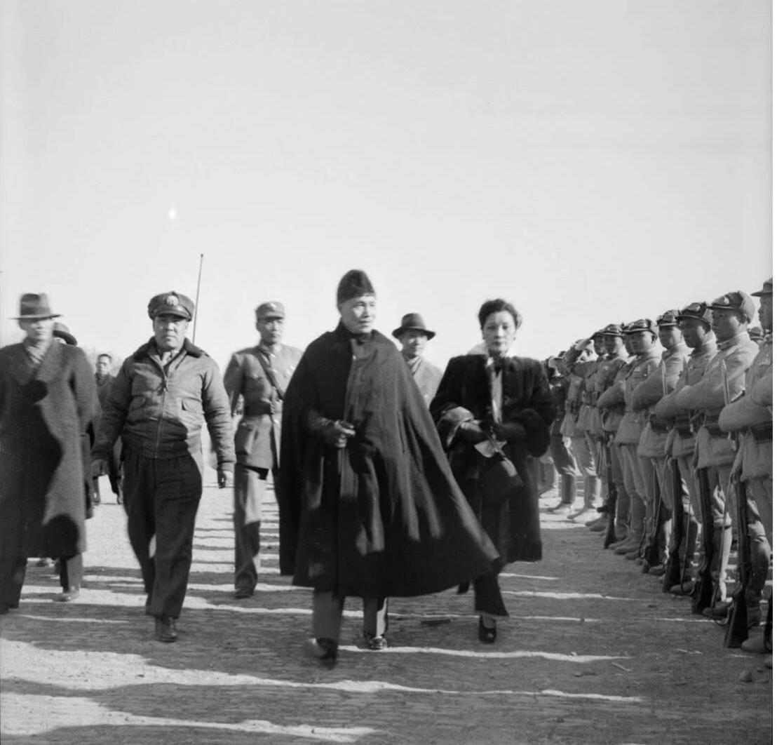 看看你们的无意间翻到的老照片发现老蒋很喜欢穿大氅，是有意遮盖他偏瘦的身体吗？穿上