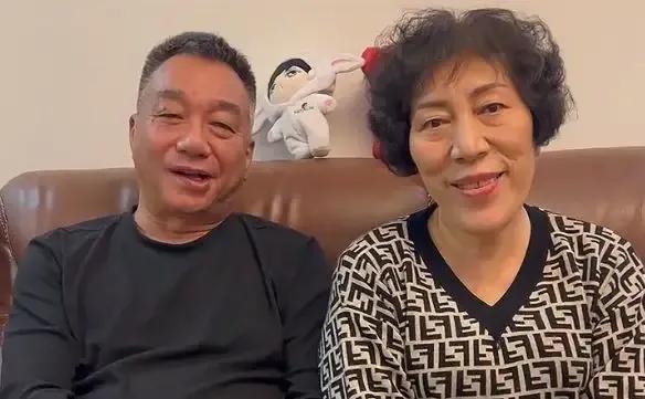 乔Kimi的爸爸妈妈回应了网上关于儿子的风波，说乔确实是抑郁症去世的，让大家不要