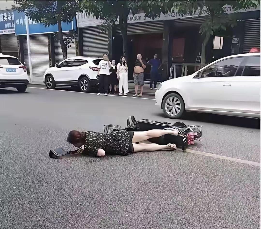 图中一名年轻女子被车撞倒后，许多人观望但无一人上前施救。
大家谴责路人冷漠，但也