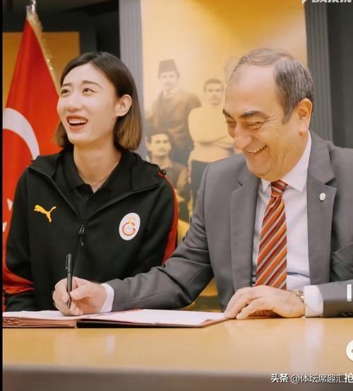 中国女排3-2逆转美国队挺进世联赛四强，赛后一幕比比分还抢镜！王媛媛面对外媒采访