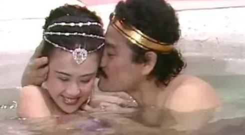 1989年，在拍摄“妲己”和“纣王”在水中嬉戏的那场戏时，56岁的达奇提议加一场