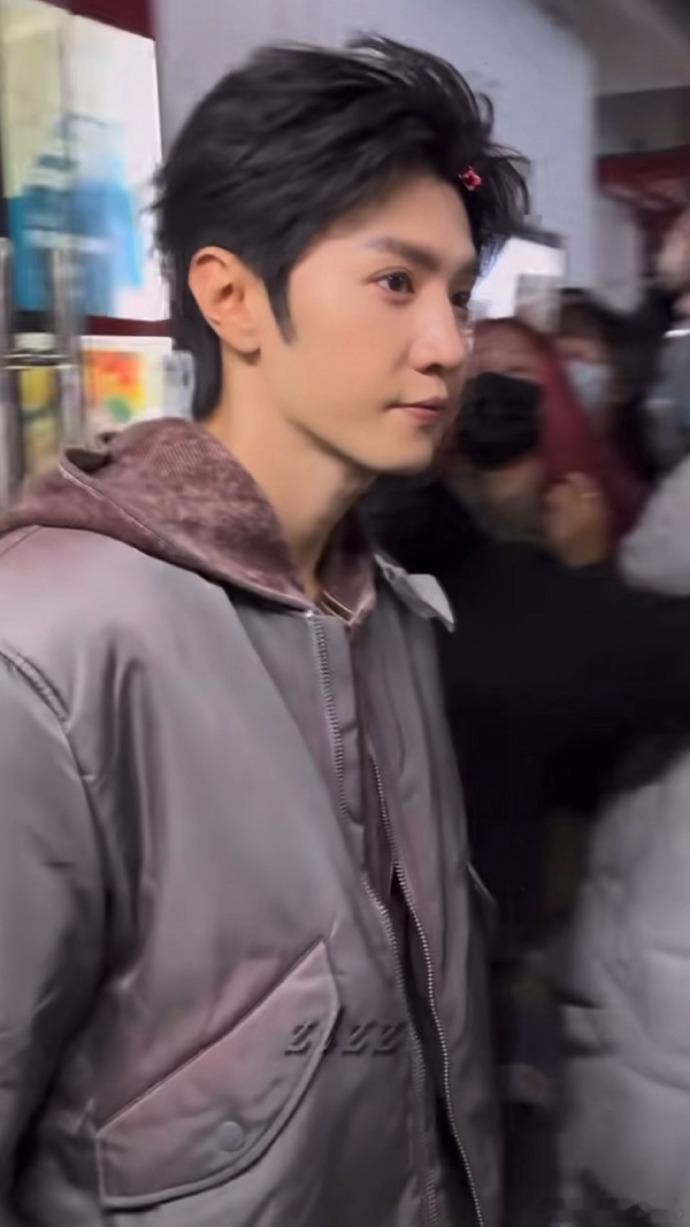 陈哲远大侦探背头路透陈哲远露额头 陈哲远大侦探背头路透，陈哲远露额头造型，拽感哲