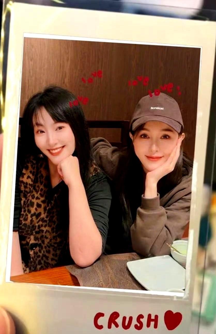 唐嫣和杨晨这闺蜜，真就奔着一辈子去了。

最近俩人又合作了新剧《此刻的生活》，网