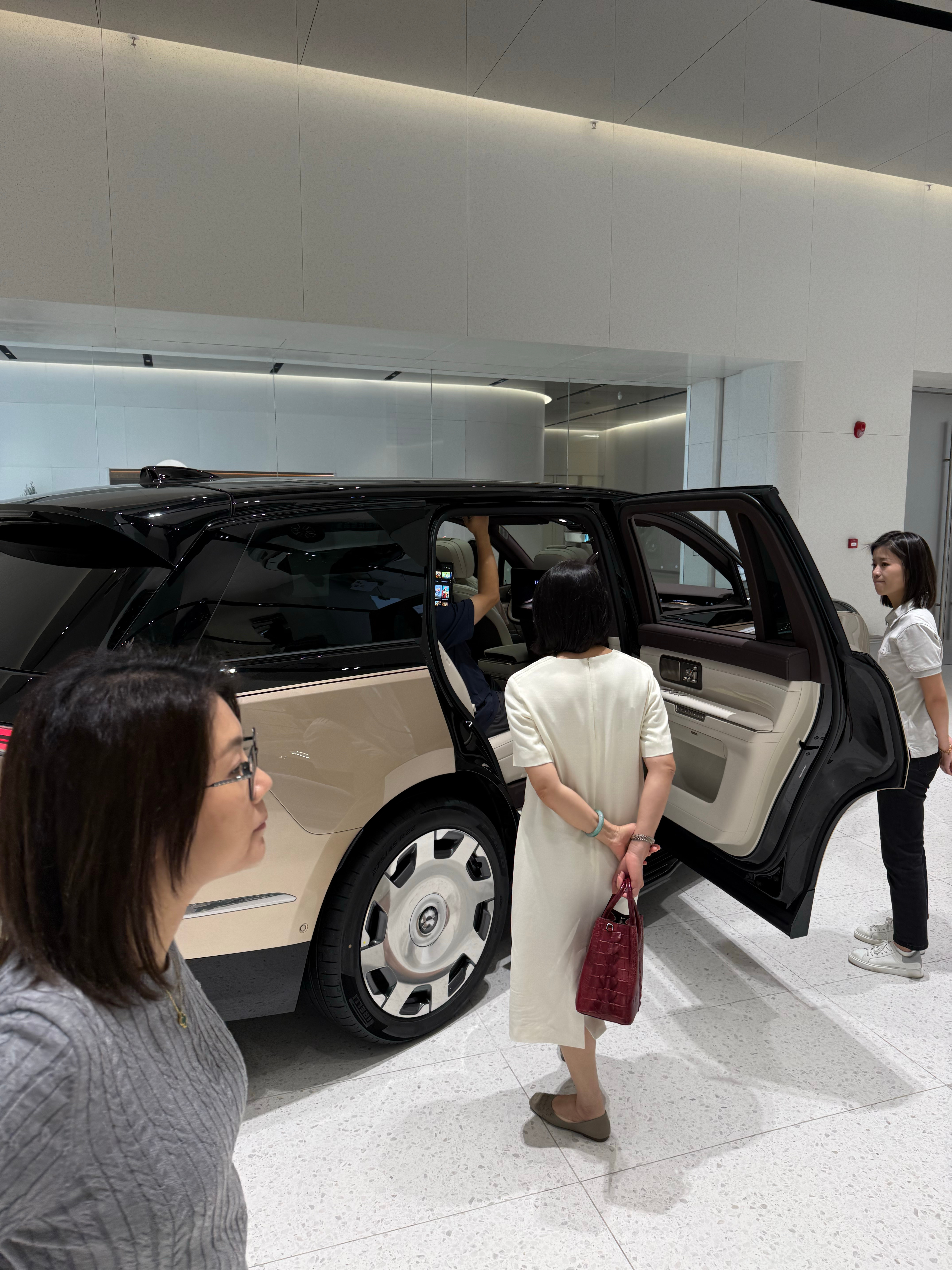 深业上城这边这么多家汽车展厅，最热闹的是蔚来 ，都对蔚来es9 很感兴趣啊，外国