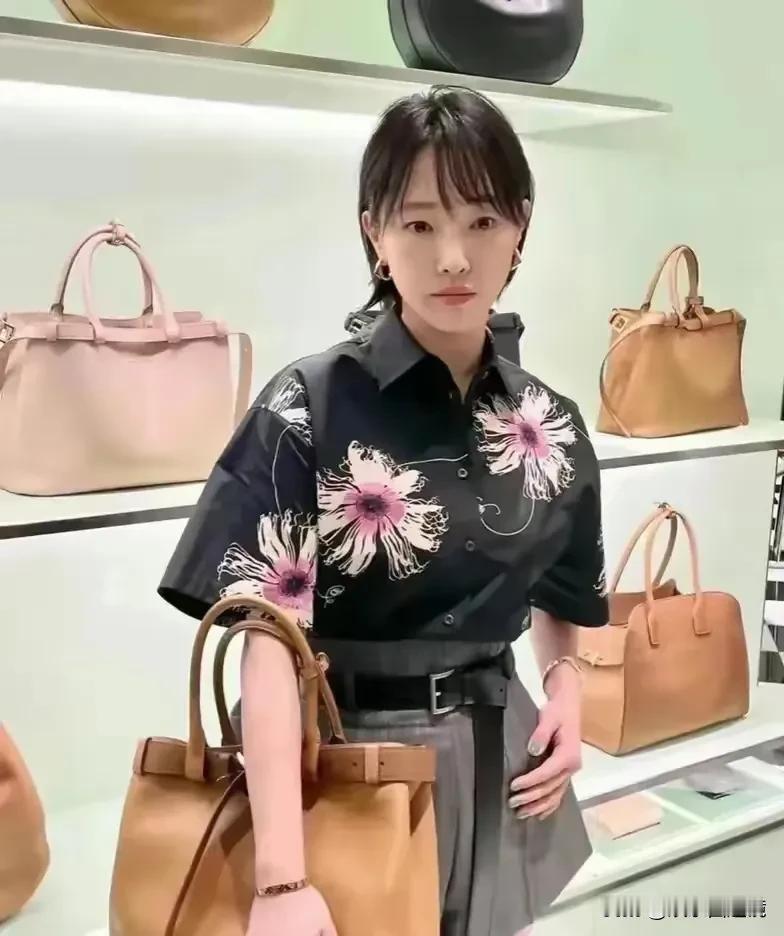 这个女明星难道已经沦落到在商场站台卖包为生了吗，想想都不太可。
看样子这应该是一