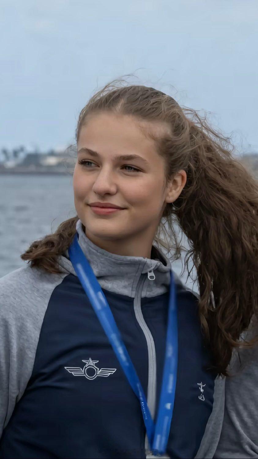 补点图~最近，莱昂诺尔公主与AGA的同伴们一起，参加了圣地亚哥-德拉里贝拉举行的