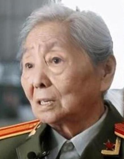 1979年，我国女翻译刘禄曾随团访美，交流时发现一名美国男子一直死死盯着她看，没