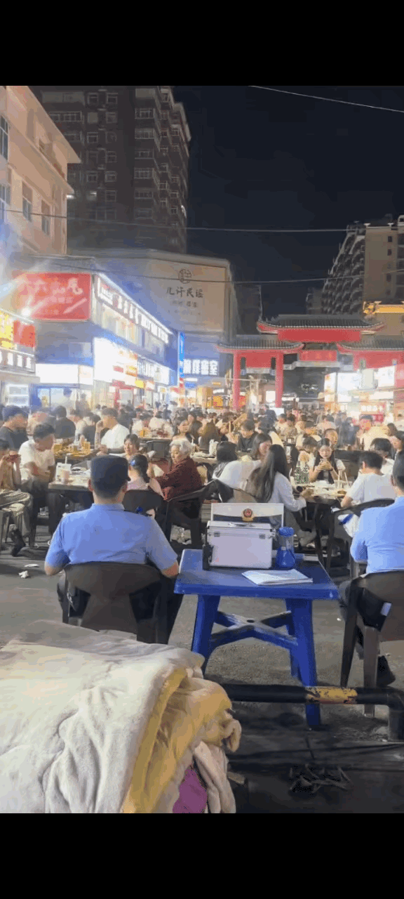 笑疯了！河南新乡西大街，最热闹的夜市坐满一堆人在撸串喝酒，但没人光膀子没人耍酒疯