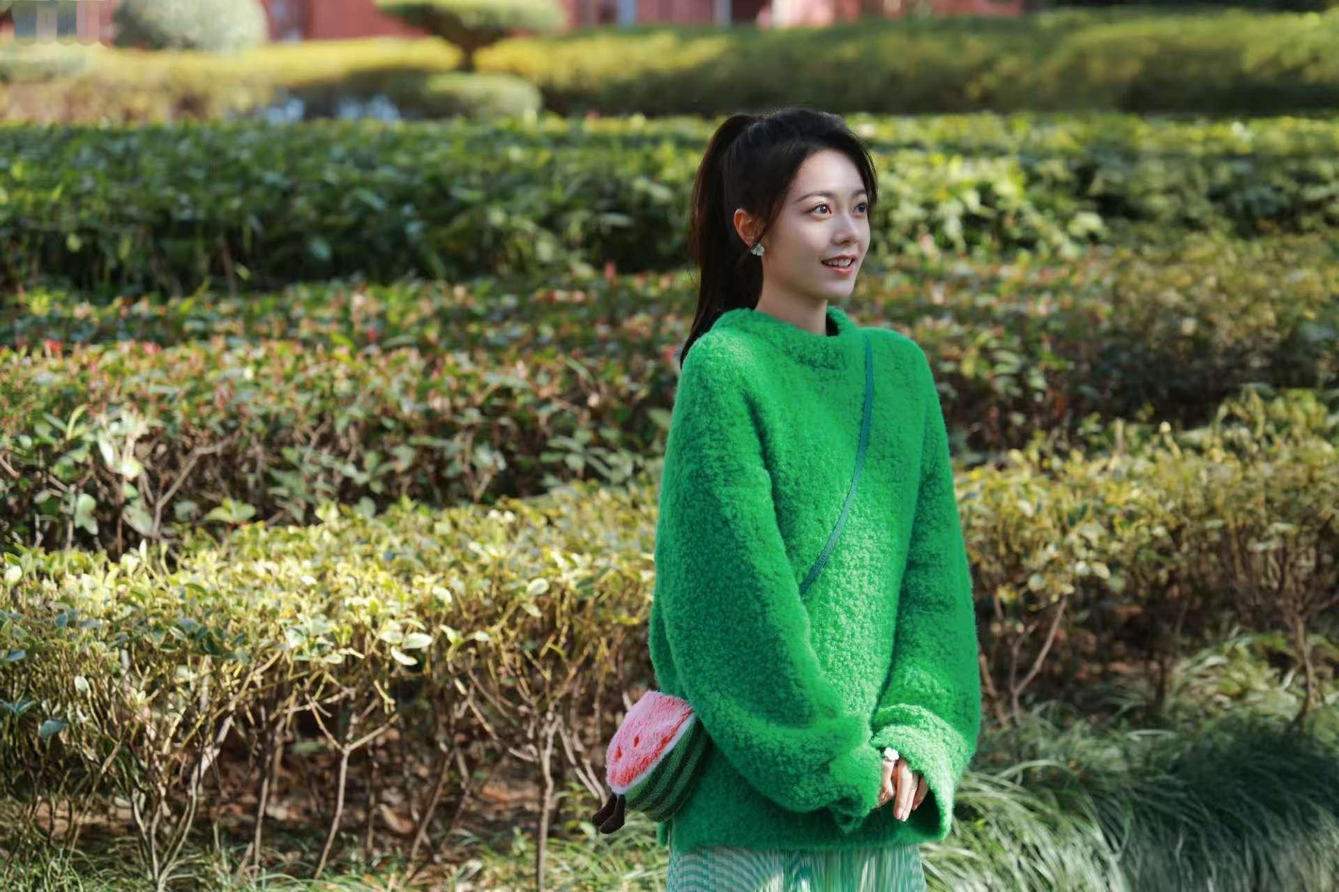 赵今麦冬日初恋系穿搭 赵今麦你是懂冬日初恋氛围的，聂曦光这套绿色毛衣简直封神了！