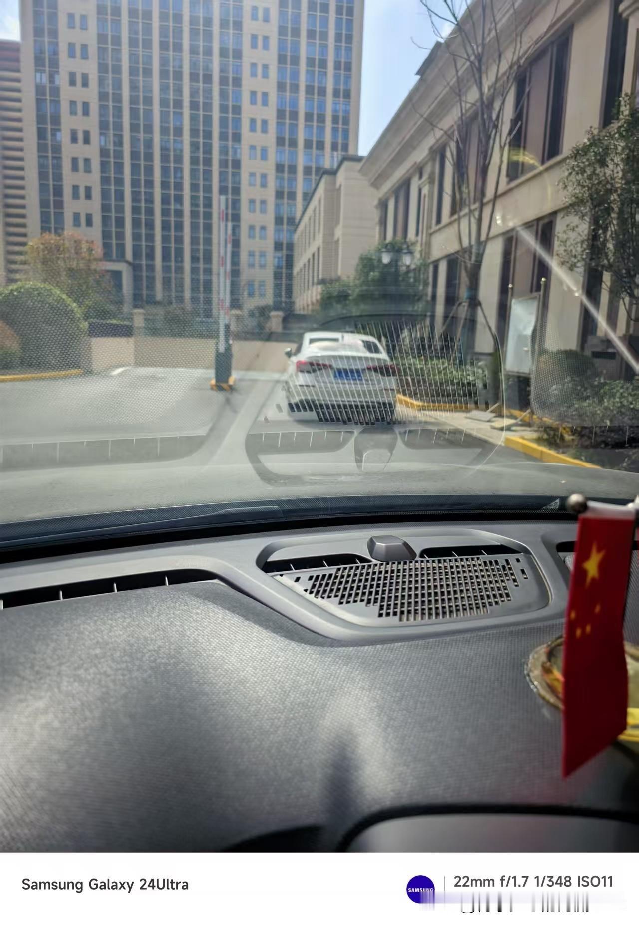 今天是金碧物业走后的第117天，大明物业的第25天。

上午一辆车停在地下车库的