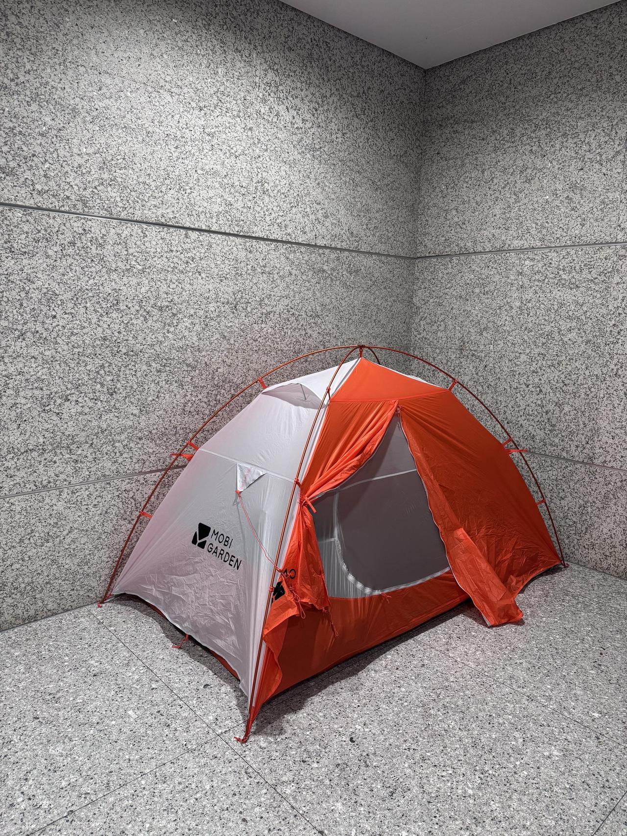 直到自己现在，不单单睡地上，还会在机场扎个帐篷。
自从成徒步佬之后，越发的不在乎