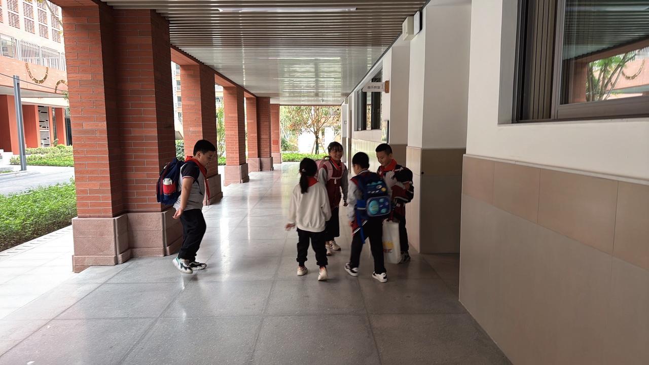 或许前些年我们过得不容易，但现在的每一天都沉浸在温暖和幸福里。
谢谢我亲爱的同学