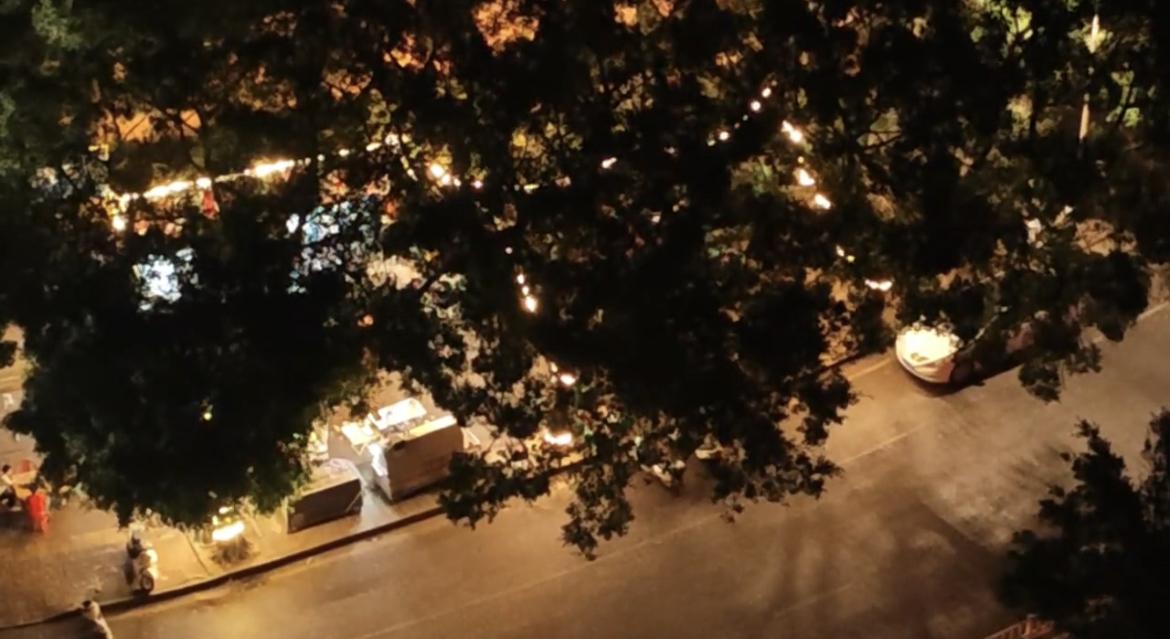 【玉林城区民主中路烧烤摊凌晨把人吵醒】

3月24日，网友爆料称：玉林市城区民主