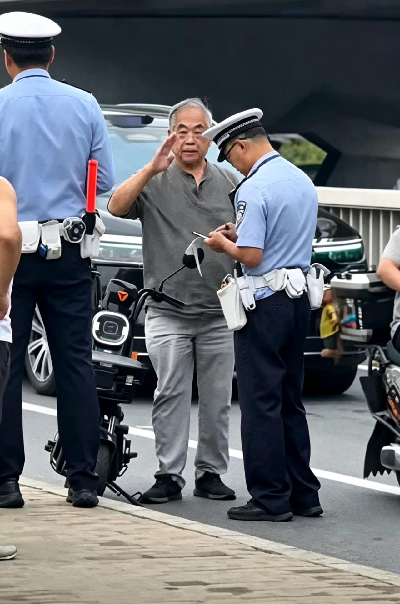 这老人没戴头盔违章被交警拦下，看着面熟但想不起是谁？