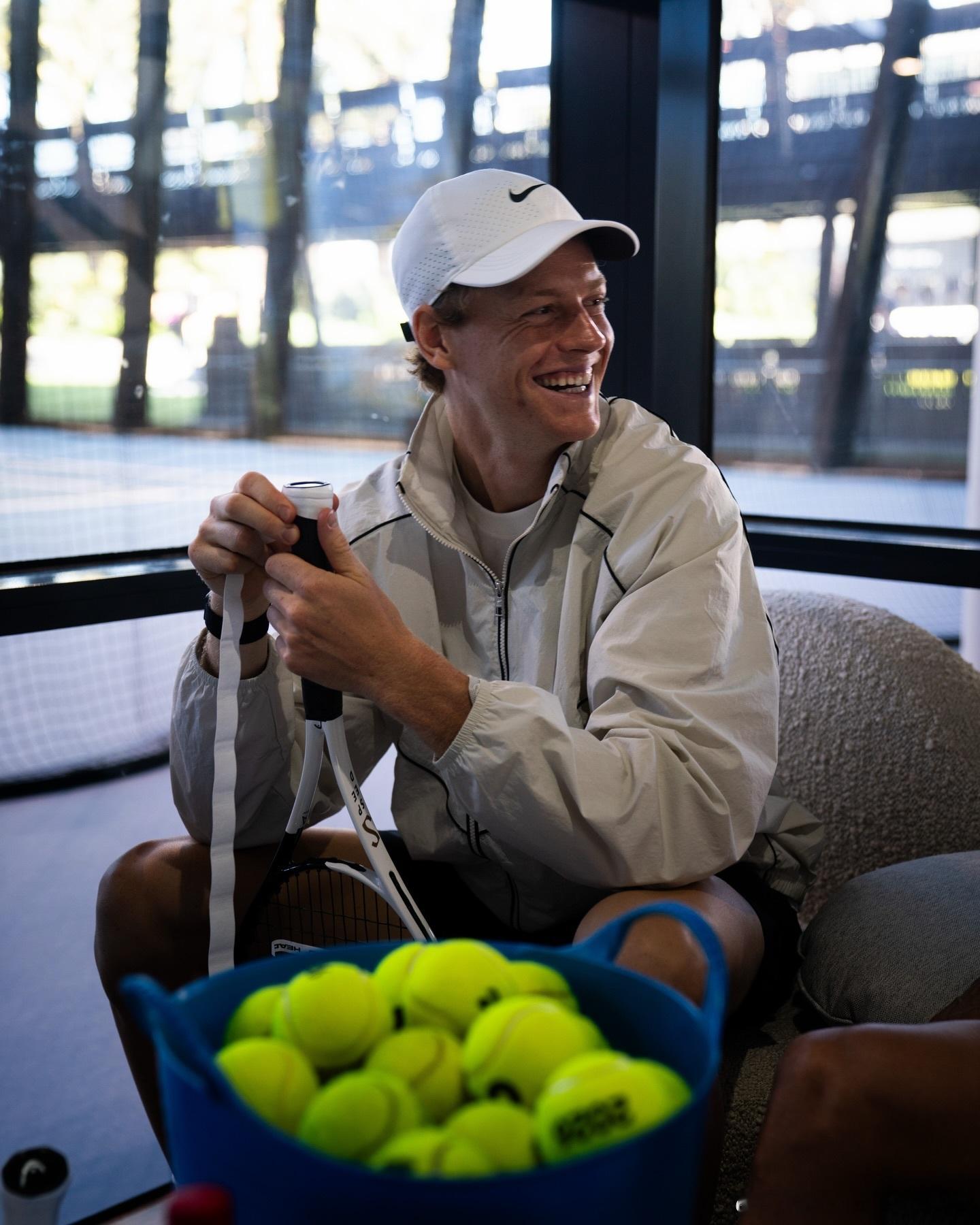 辛纳发文感谢澳洲辛纳更新了ins，感谢了在澳大利亚的一切，发了他和团队的靓照；辛