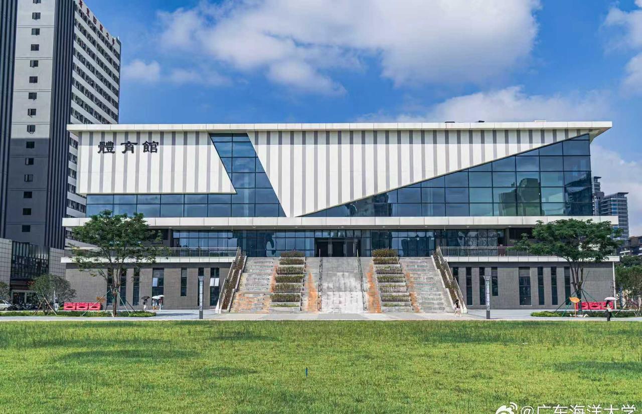 岁月悠悠，桃李芬芳。
四十二载，书写辉煌。
厚德为基铸辉煌，励学勤耕谱华章。
笃