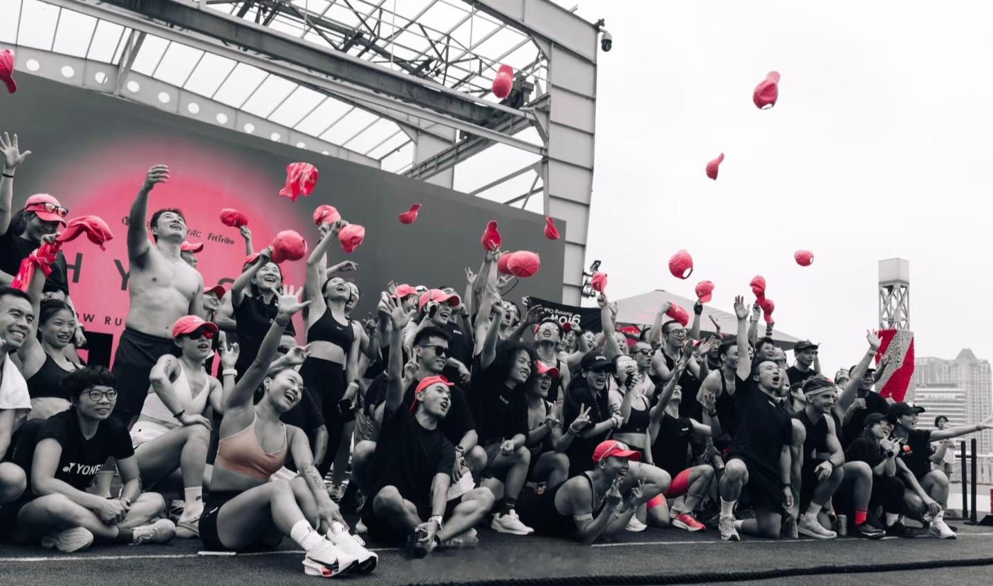 越来越多人去打 HYROX，不只是健身，更像是一场新的“都市竞技”。HYROX 