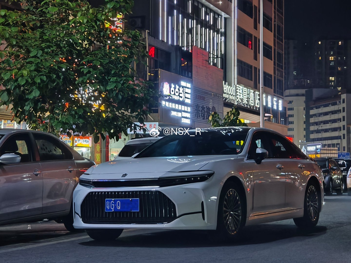 这是我拍到的第四台粤G皇冠Sedan AZSH32L，这台摄于雷州，还正好挂着原