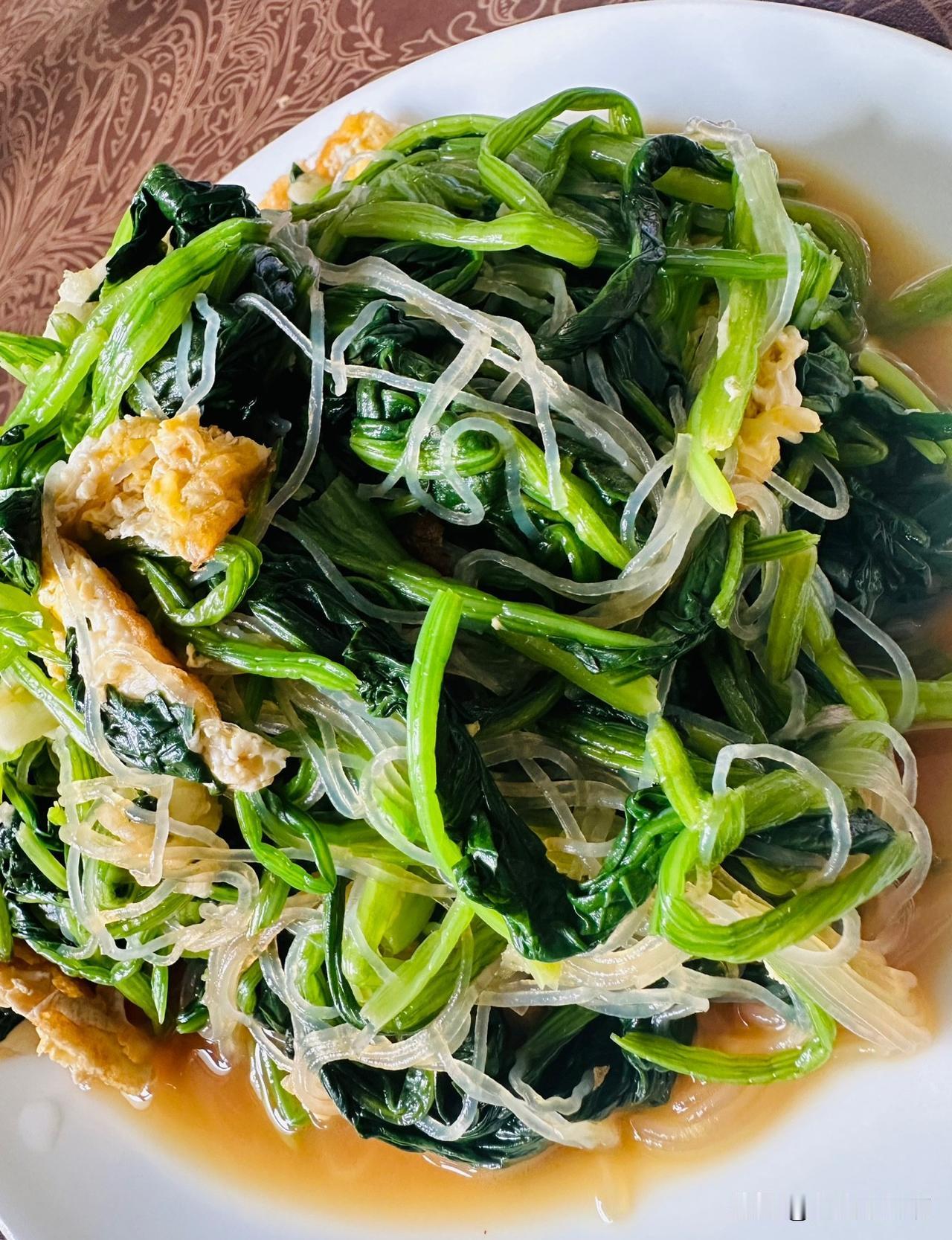 刚才进厨房看到我昨晚上给老爷们儿炒的西红柿鸡蛋就吃了几口然后就被搁在了厨房台面上
