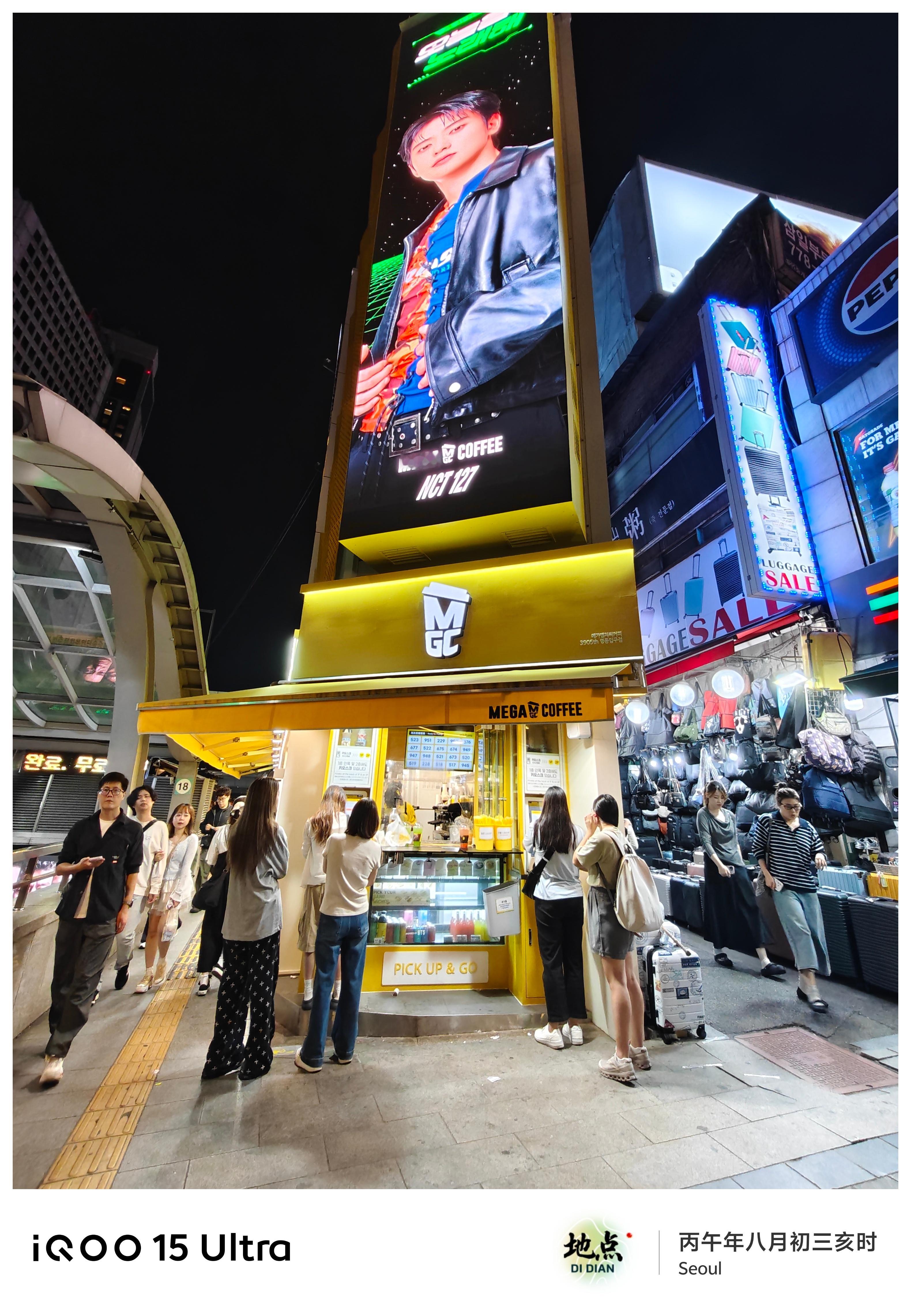 在韩国步行街买东西吃，完全没有语言障碍，商家支持支付宝，也有中文，跟国内差不多[