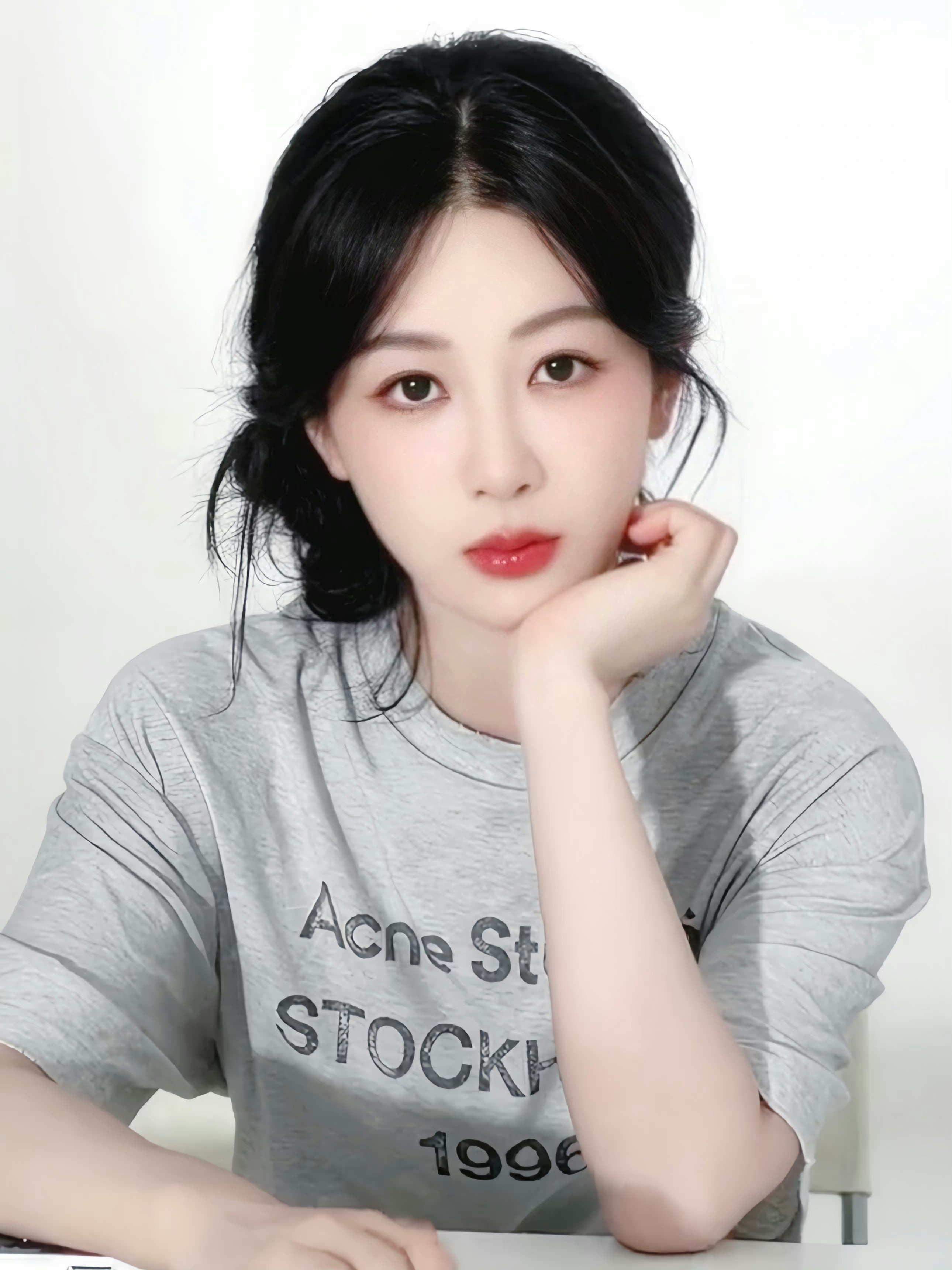 微风轻拂，阳光微暖，山河如梦，你入我心喜欢你的笑容，喜欢静静的看着你，我的忧愁像