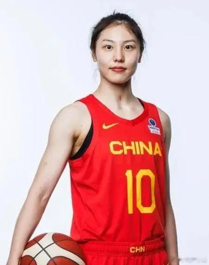 #张茹痴姐甜妹反差萌# 张茹的颜值得到了广泛的认可和赞美。她的五官被描述为精致，