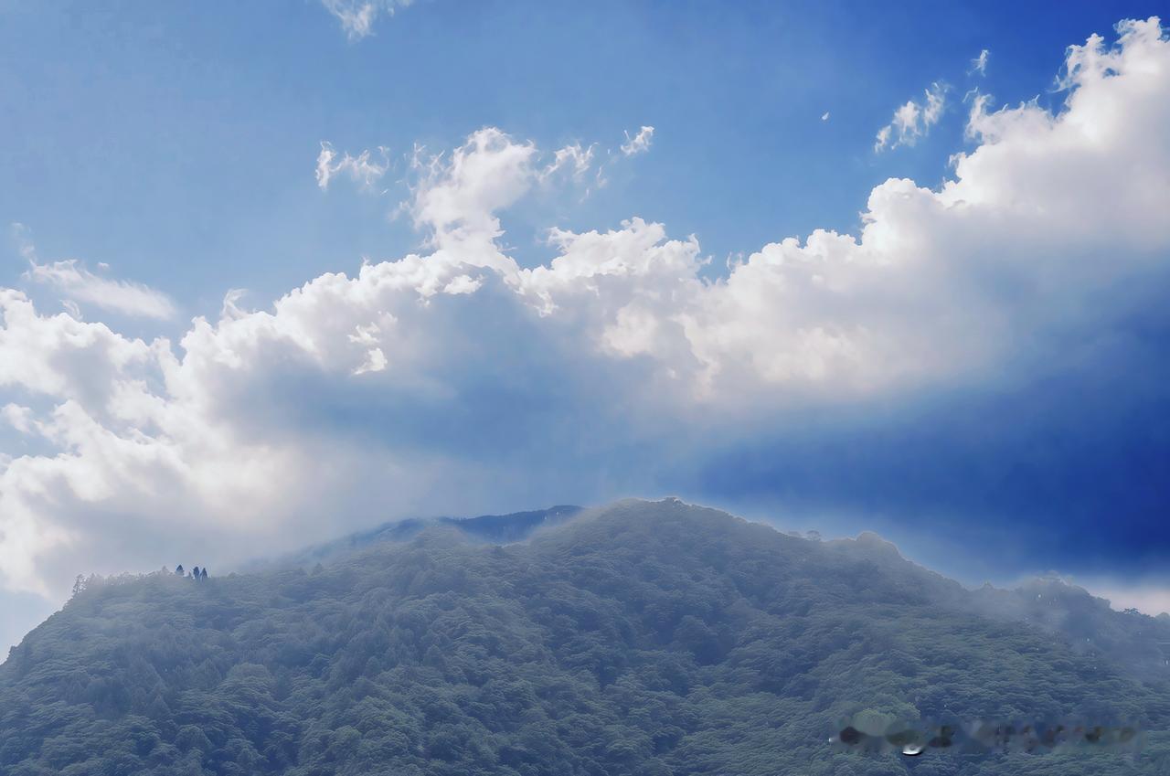 当山头云雾缭绕，那风景真的美到让人失语。就像广东云浮新兴县太平镇的共成水库，山水