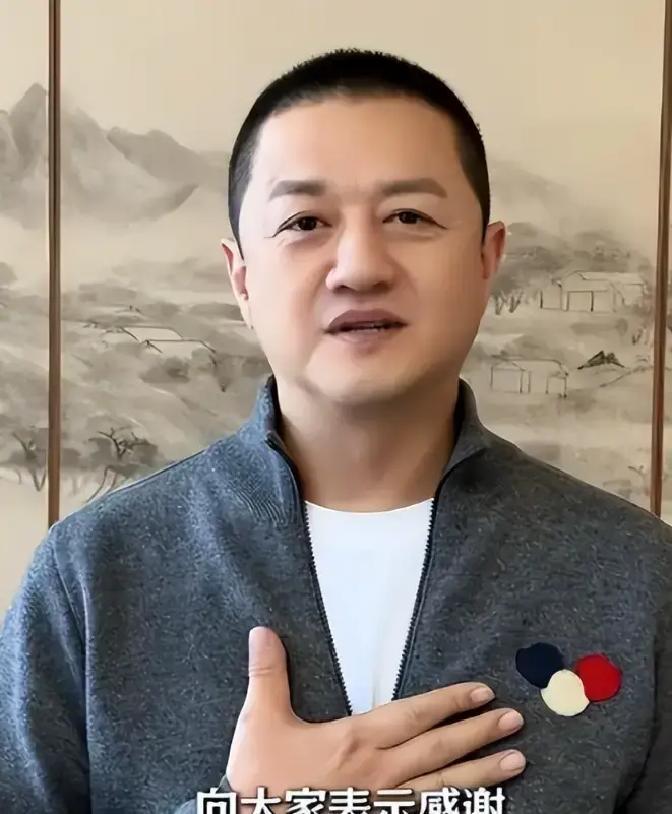 招牌被拆、法院贴封条都没能把它击垮！李亚鹏刚刚在直播间宣布：嫣然医院不仅没倒，反