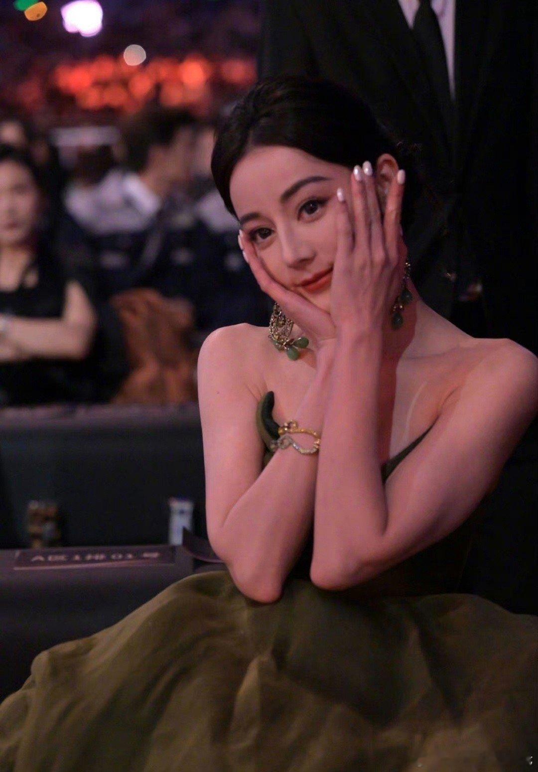迪丽热巴微博之夜内场图🈶 墨绿色裙子好显气质[好喜欢][好喜欢]#迪丽热巴来了