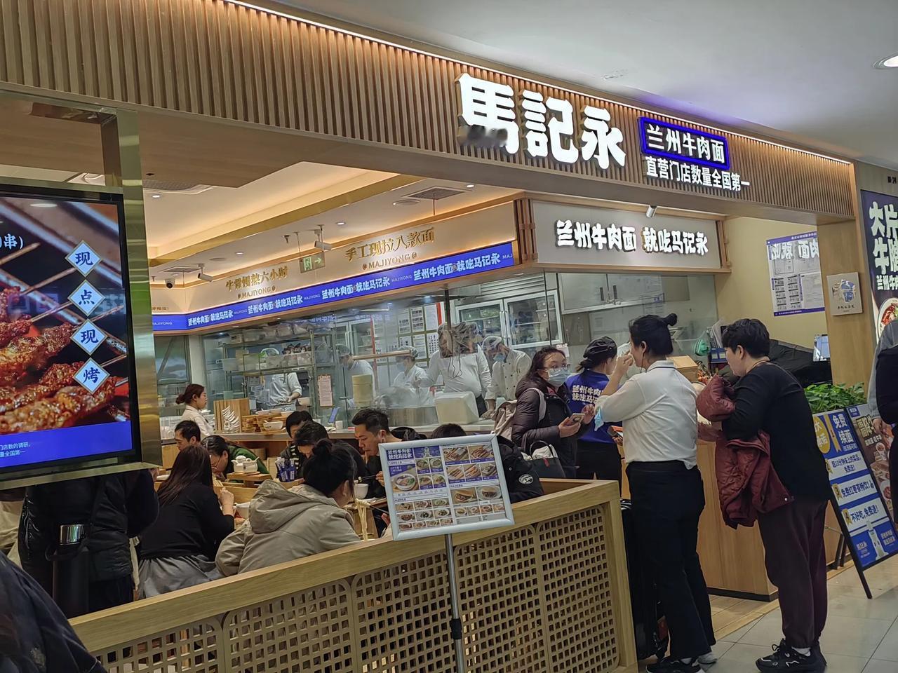 这里是位于西直门桥北面的凯德茂，毕竟是在西城区，就是比四环外的凯德茂热闹红火。又