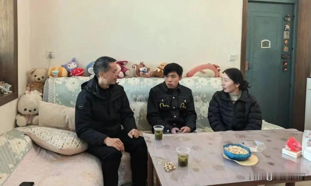 近日，洋县洋州学校开展了教师冬季大家访活动，筑牢学生冬季安全防线，架起家校沟通的