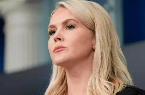 谁能想到，特朗普最信任的女秘书卡罗琳·莱维特，会在全球镜头前直接“摆烂”。

面