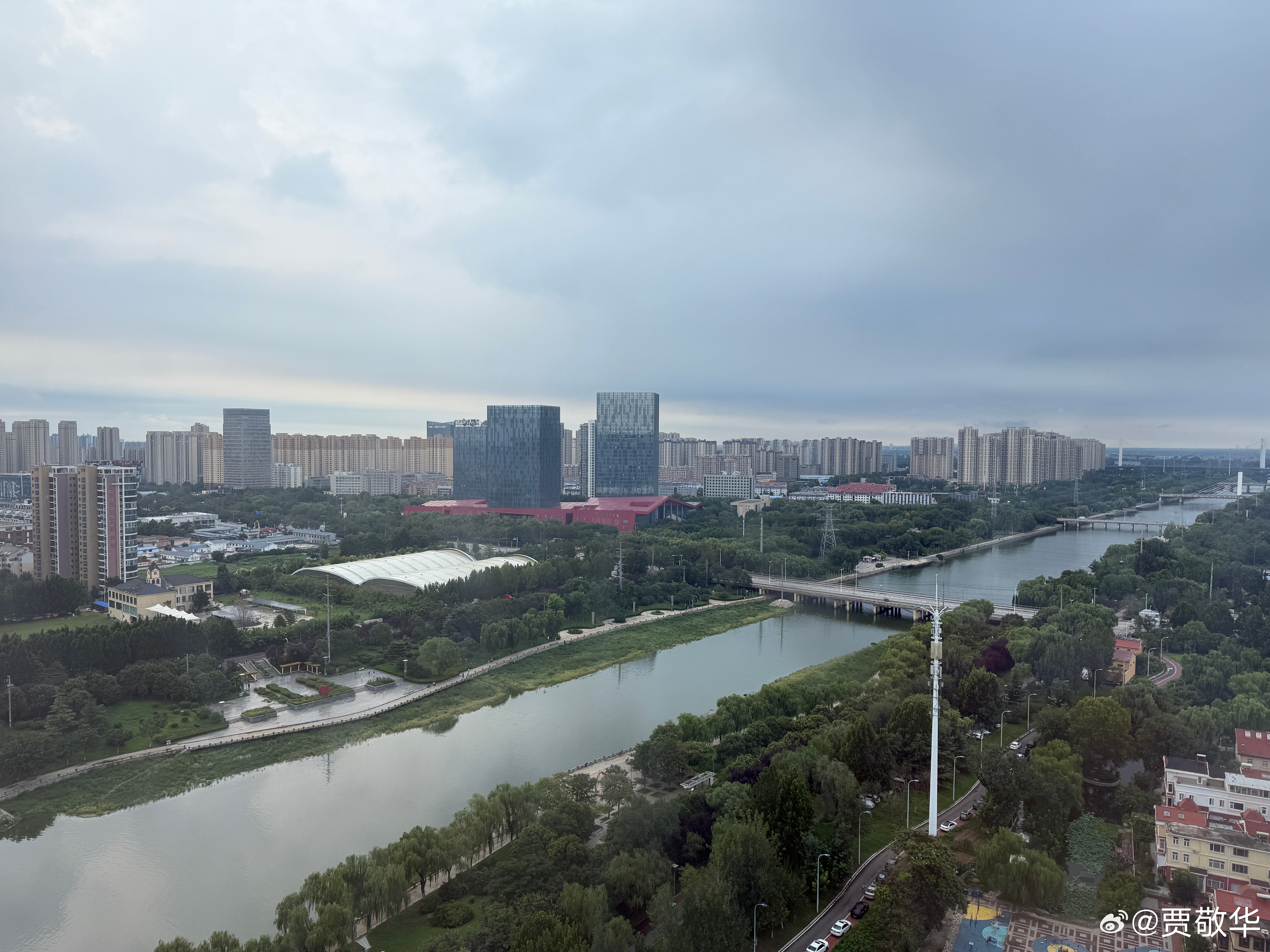 #每天早起打卡# 新的一周开始了，外面乌云密布，想下雨。起床，搬砖去！ ​​​