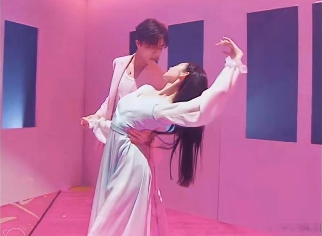 张艺凡陈立农活久久开机 以平凡人的倔强书写生命的意义，题材很有深度，两位年轻演员